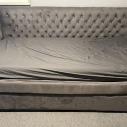 Pull Out Couch/Bed