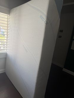 Queen Memory foam mattress 12 inch H ‘ available for pick up today used like new