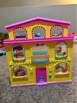Vintage Dora dollhouse