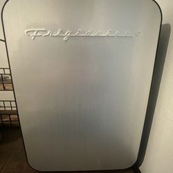 Frigidaire 0.35 cu ft 15 Can Retro