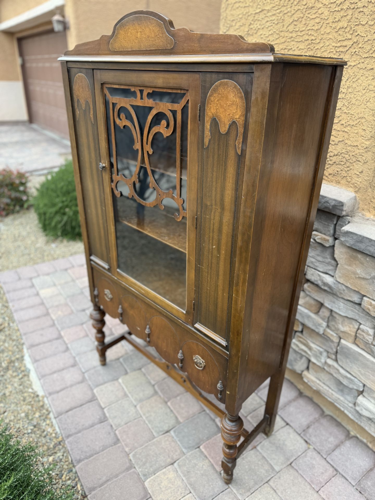 1913 ANTIQUE CHINA CLOSET, Original everything. 