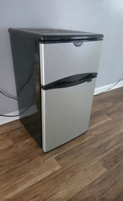 Like-New Frigidaire 3.1 Cu. Ft. Compact Refrigerator/Freezer Combo

(Mini-fridge)