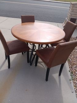 Table wirh chairs