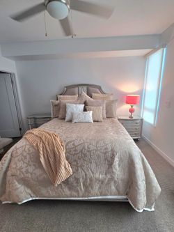 Elegant Queen Bedroom Set – Timeless Style & Excellent Condition