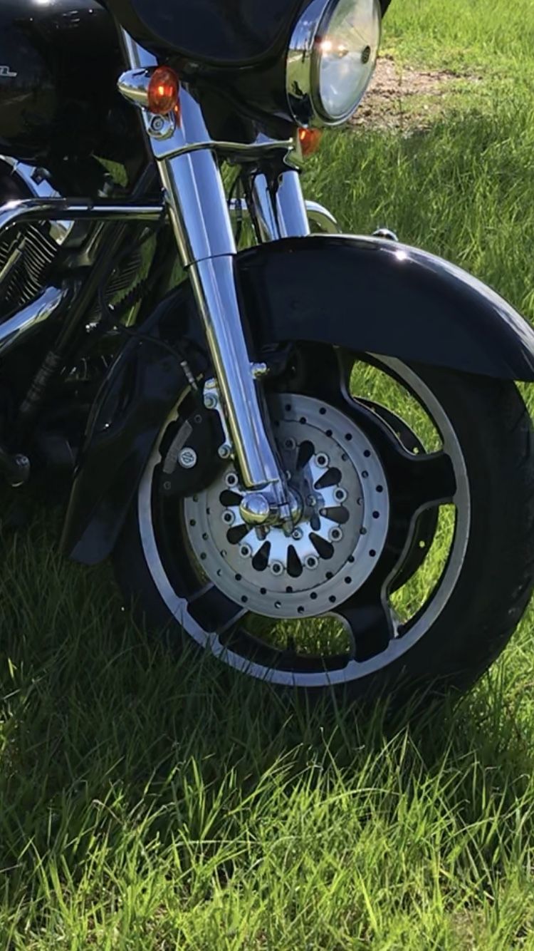 Harley 2011 Street glide Front wheel and tire.