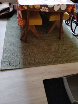 5' x 7'6" area rug beautiful green