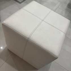 White Leather Cube Ottomank