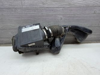 2003-2006 Chevy Silverado 2500HD 6.0L Air cleaner intake box and tube OEM