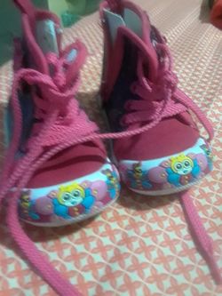 Baby cute sneaker barely worn size2/3