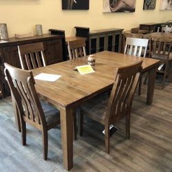 Flaybern Brown Dining Room Set /Dining table and Chairs