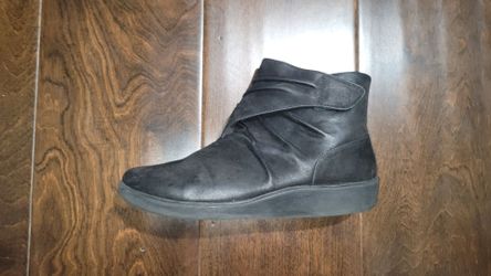 Clarks Cloudsteppers Women's Size 8 black Ankle Boots Comfort Excellent condition Price is firm Cash only