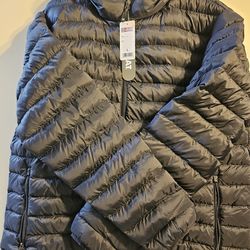 32 Degrees Men’s Lightweight Water-Resistant Packable Puffer Down Alternative Jacket with hood