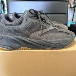 ADIDAS! Yeezy 700 Utility Black 