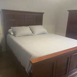 Queen size Bed Frame And Bedroom Set With No Nsttress