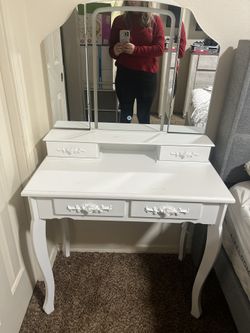 Vanity With Lights And Connections 