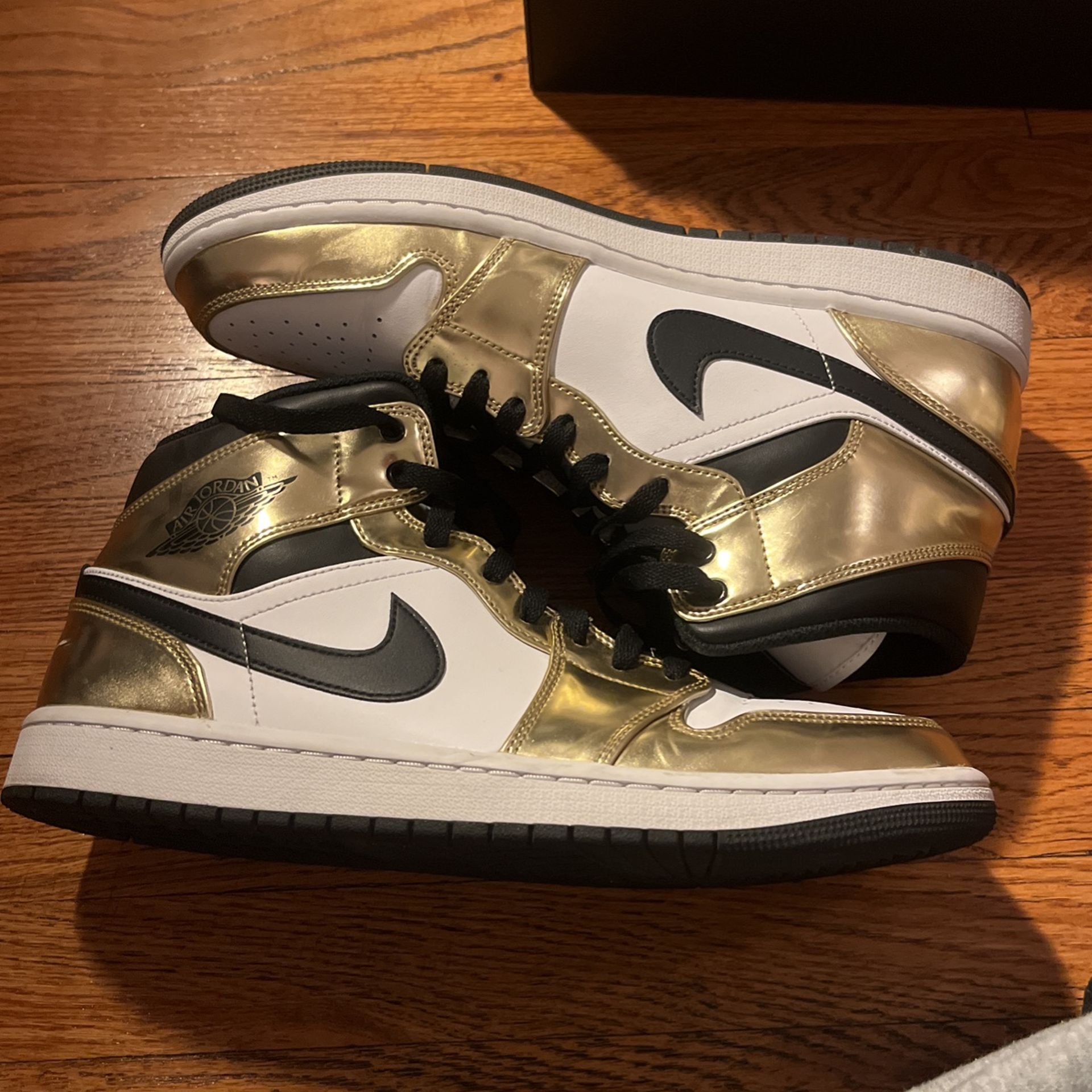 Jordan 1 Mid Se Metallic Gold