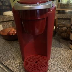 Keurig K-Compact Single-Serve K-Cup Pod Coffee Maker in Red.  🚨SERIOUS BUYERS ONLY   BREWS MULTIPLE CUP SIZES: (6, 8, 10 oz.). Enjoy the most popular