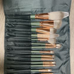 New in package 14 piece make up brush sets