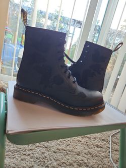 Size 9 Women's Vonda Mono Dr. Martens $100 Obo