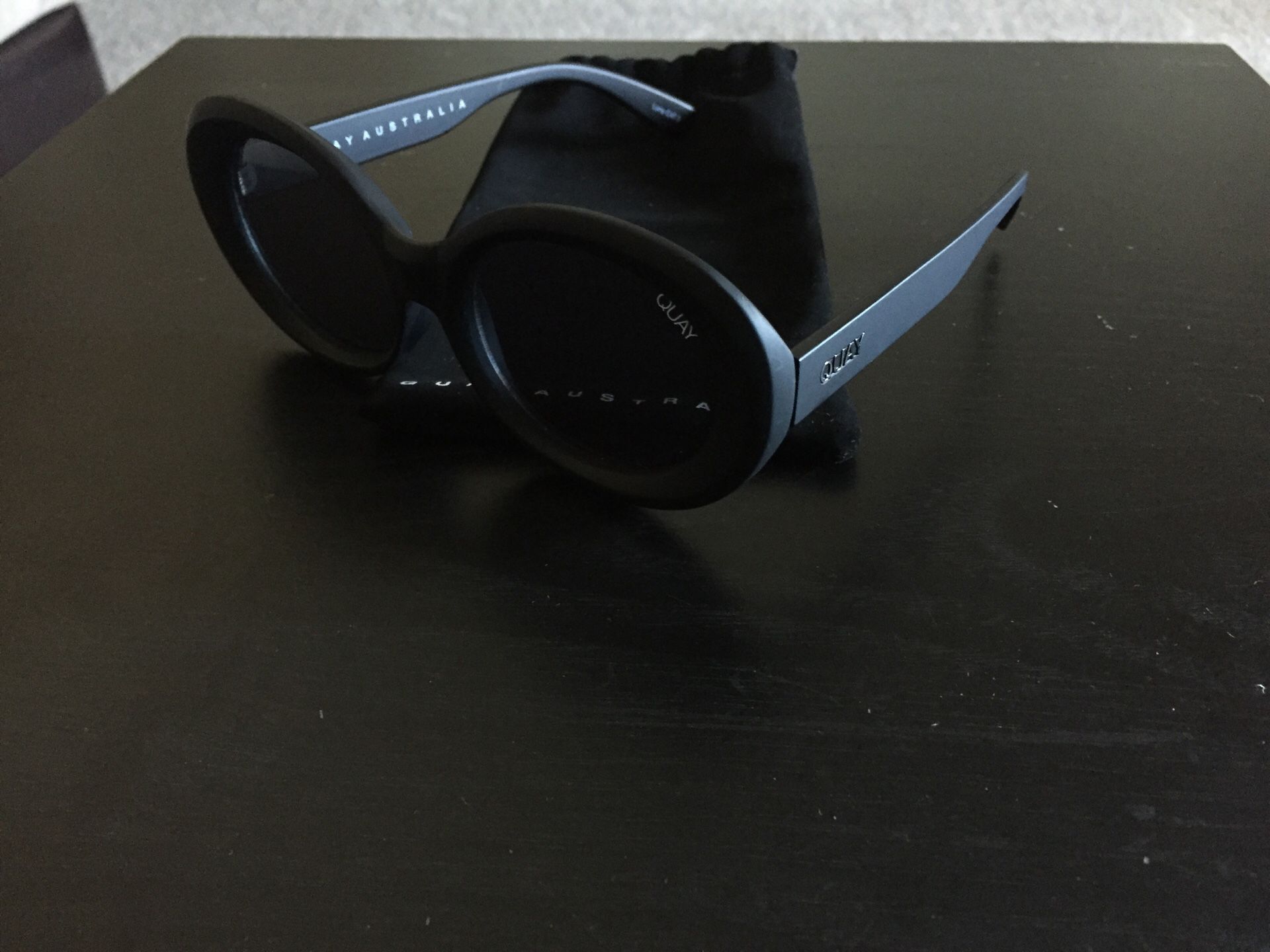 Quay Australia (matte black)