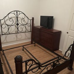 Beautiful Queen Size Bedroom Set.