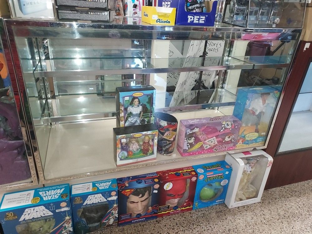 7 DISPLAY CASES! 4 MATCHING SETS 2 MATCHING SETS & 1 COUNTER DISPLAY 