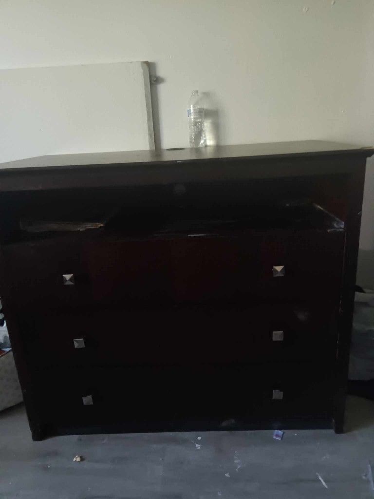 Dresser/TV Stand