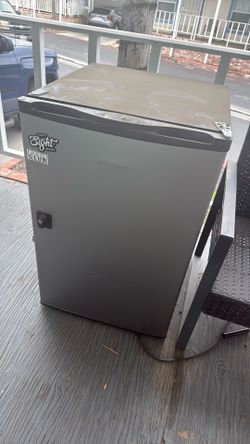 Mini fridge