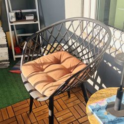 2 Patio/indoor chairs 