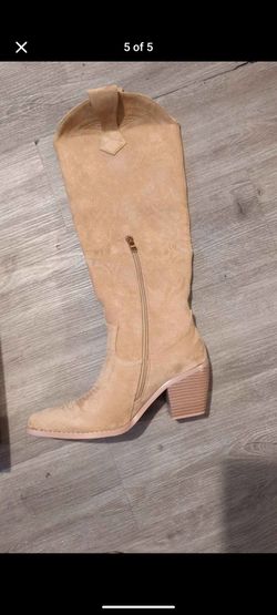 Women boots size 8