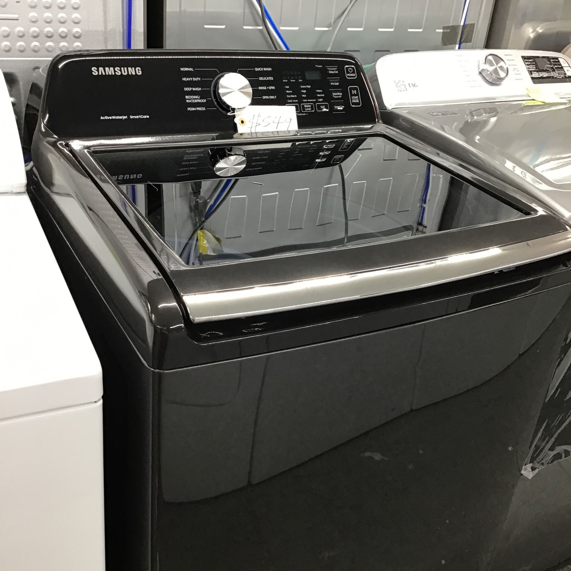 New Scratch And Dent Samsung Washer. 1 Year Warranty