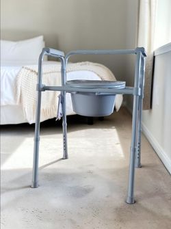 New 3-in-1 Folding Commode Chair – Adjustable & Sturdy