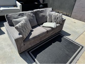 Sofa (we can deliver)