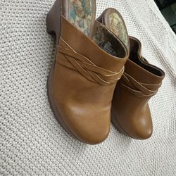 BOC clogs size 10 brown Leather 