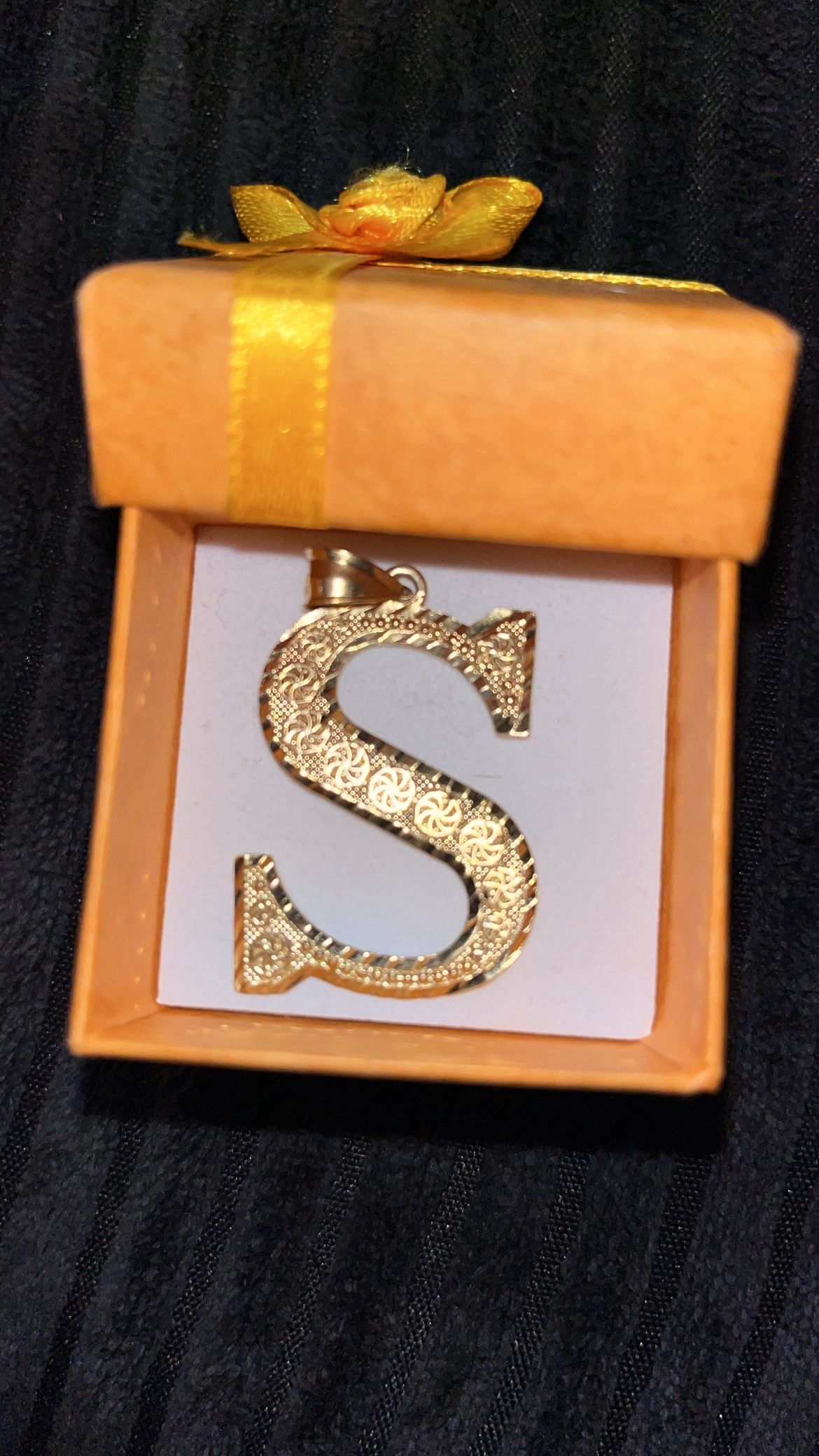 10k Gold Classic S Initial Charm (med) 