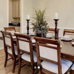 Dining Room Table with 8 chairs and lead