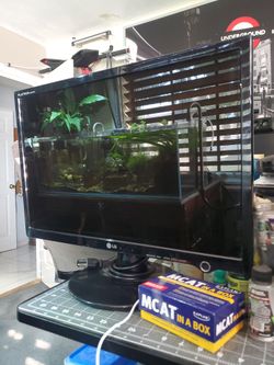 LG L227WTG-PF Black 22" 2ms Widescreen LCD Monitor 300 cd/m2 10000:1DCR with HDCP Support

