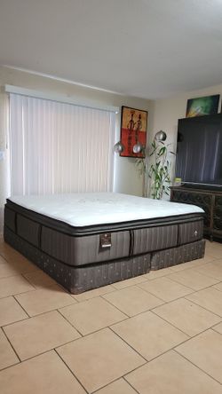 HIGH QUALITY KING SIZE STEARNS AND FOSTER MATTRESS AND BOXSPRINGS FOR SALE! IN GREAT CONDITION, FREE DELIVERY