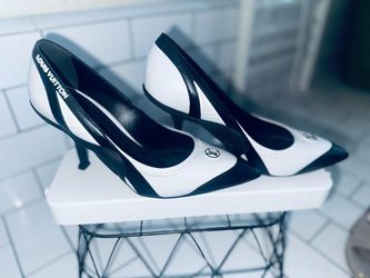 37 1/2 Louis Vuitton White and Black Pointed-Toe Heels