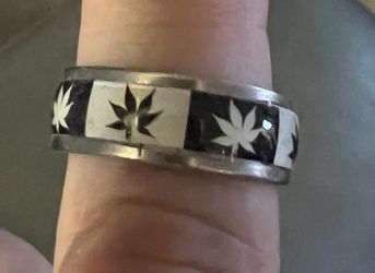 Black/White Cannibas Leaf Stainless Ring 18mm