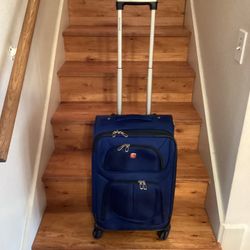 Swiss Gear Carry On Luggage. ( Blue)Excellent Condition. Dimensions are. 14”W— 10”D—-22”H.