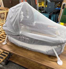 Portable travel bassinet (new in box) 📍$20 multiples available