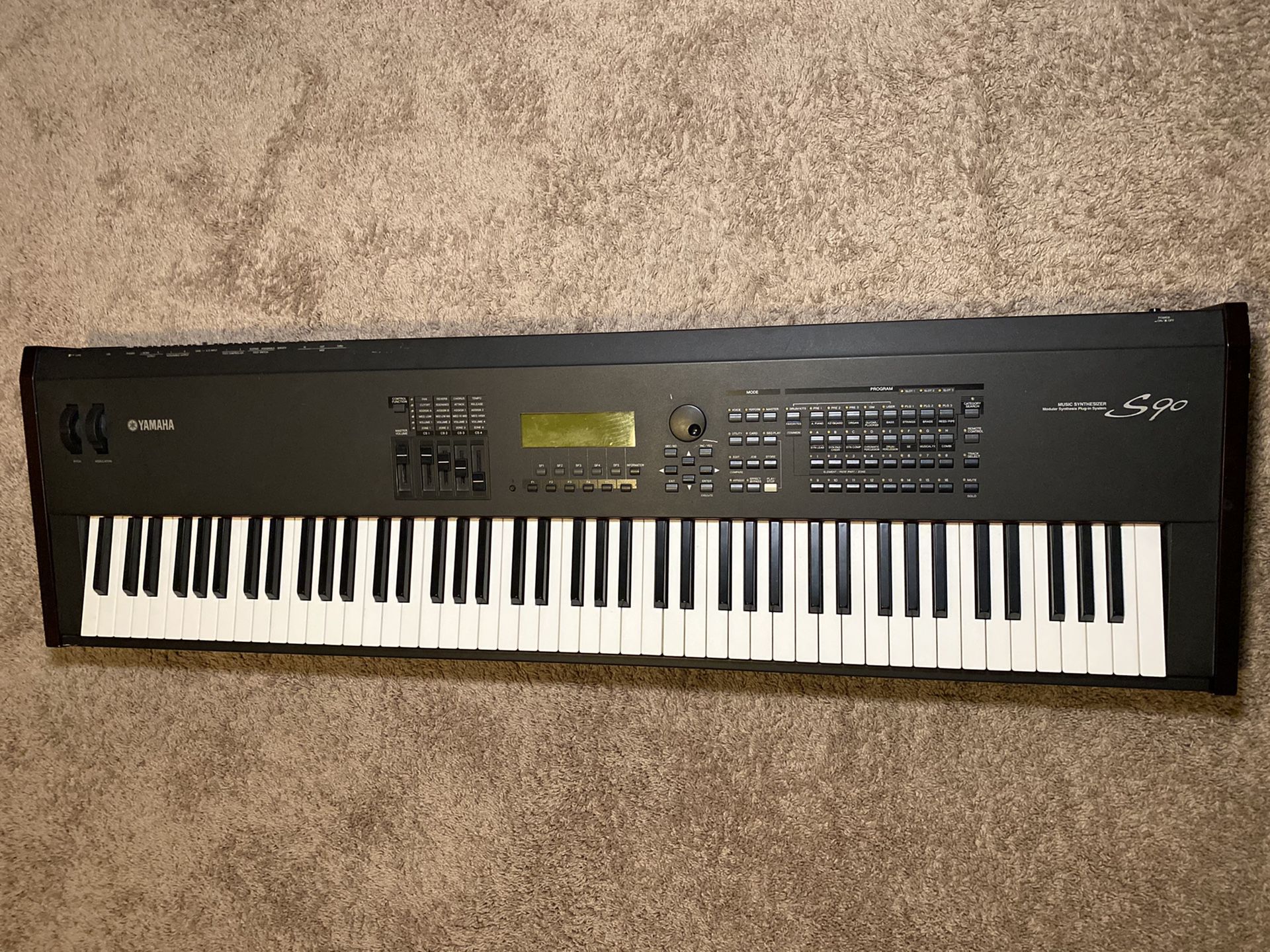 Yamaha Music Synthesizer S90 Keyboard