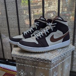 Wmns Air Jordan 1 Mid SE 'Cream Dark Chocolate'