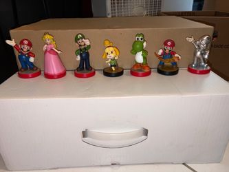 Nintendo Amiibo Figure Lot - 7 Figures (Includes Rare Gold & Silver Mario)