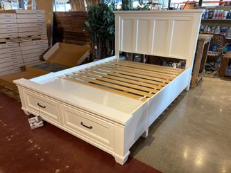 Universal Broadmoore White Queen Storage Bed