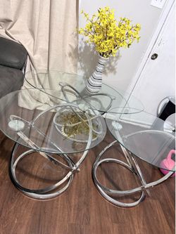 À la venta juego de mesas de vidrio de 3 piezas de sala en perfecto estado por $160 las 3