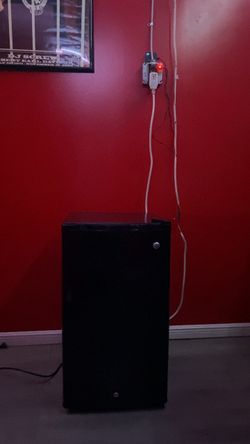 GE MINI FRIDGE