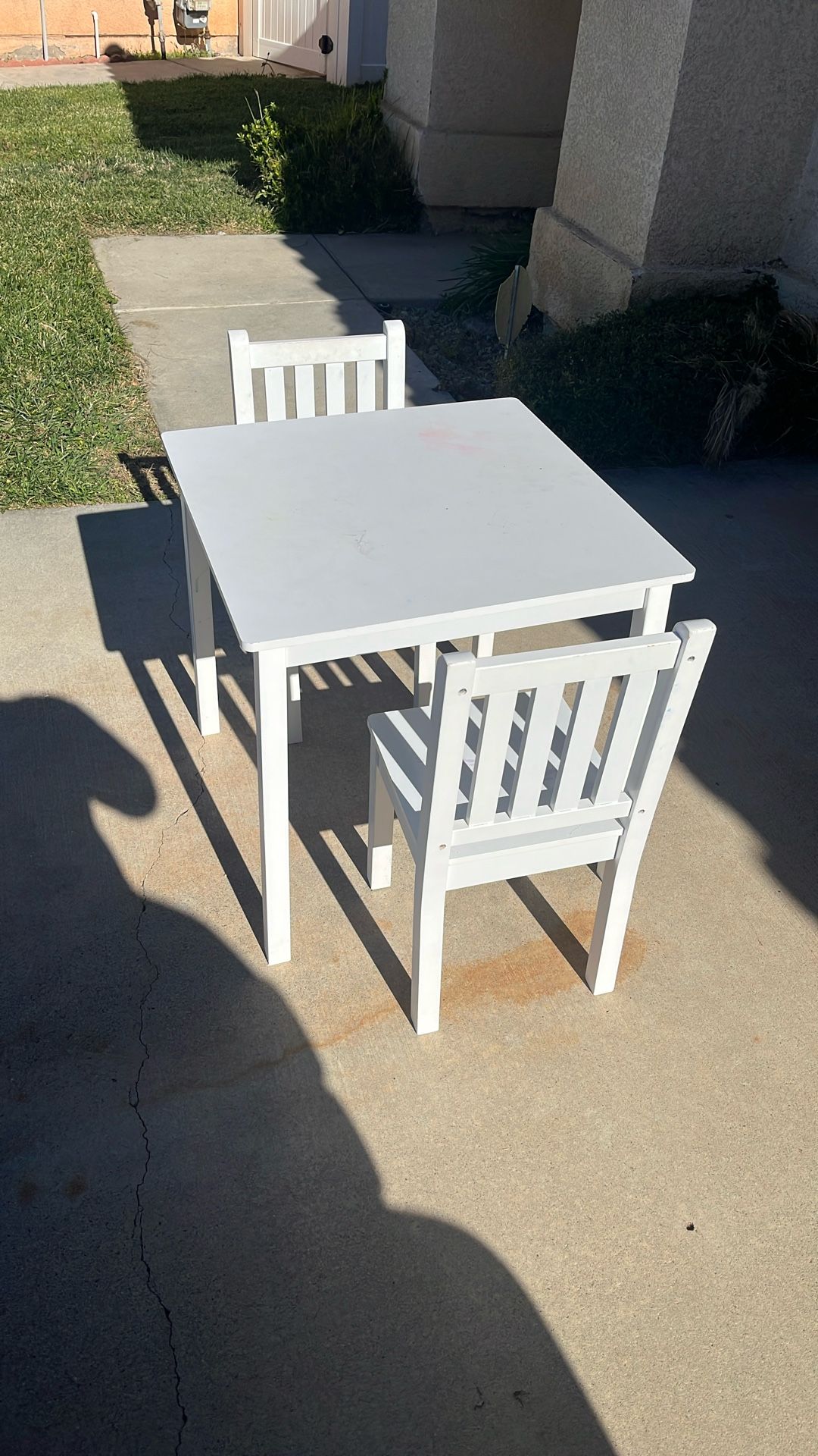White table and Chairs