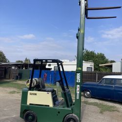 Clark Forklift (READ LISTING)